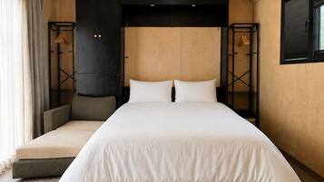 Tabla de planchar con plancha, wifi, ropa de cama