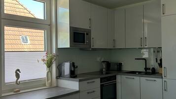 Wasserkocher mit Kaffee-/Teezubehör, Kühlschrank, Mikrowelle, Ofen