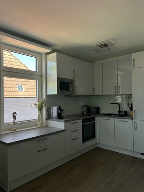 Wasserkocher mit Kaffee-/Teezubehör, Kühlschrank, Mikrowelle, Ofen