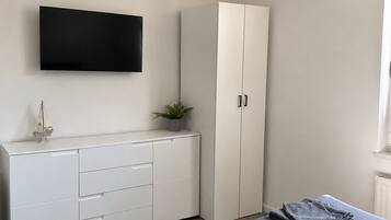 1 Schlafzimmer, Schreibtisch, Bügeleisen/Bügelbrett, Reisekinderbett
