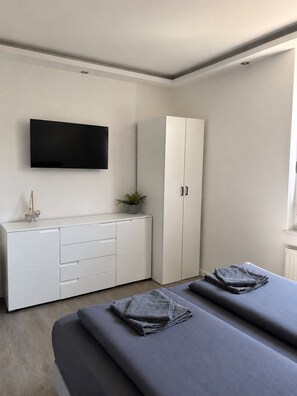 1 bedroom, desk, iron/ironing board, travel cot - Kuestenglueck Vacation Rental (Wilhelmshaven)