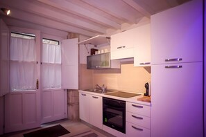 Fridge, microwave, oven, stovetop - Charming House Ortigia Apartment with Wi-Fi and Air Conditioning (Syracuse)