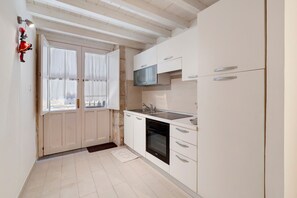 Wasserkocher mit Kaffee-/Teezubehör, Kühlschrank, Mikrowelle, Ofen