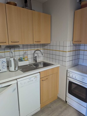 Wasserkocher mit Kaffee-/Teezubehör, Kühlschrank, Mikrowelle, Ofen
