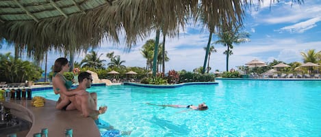 Deluxe Studio Suite, Balcony | Pool