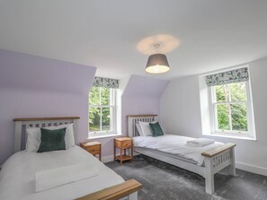 2 bedrooms, WiFi (free), individually decorated, individually furnished - Station Lodge (Forres)