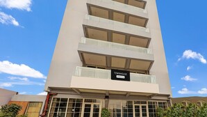 Un edificio de varios pisos con un letrero que dice 'TOWNHOUSE'.
