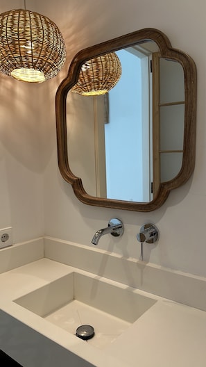 Een douche, een haardroger, handdoeken, zeep