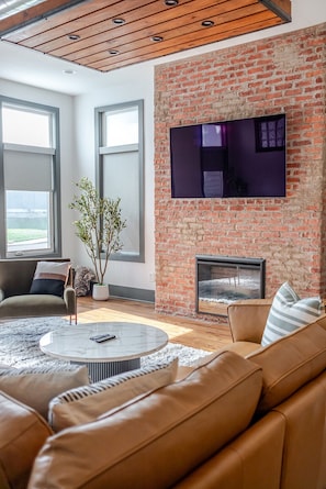 Living area - Stylish 3BR in Fountain Square Pool, Firepit, Bocce Court + Golden Tee (Indianapolis)