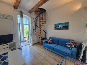 TV - 'Blu' Apartment with Sea View, Wi-Fi, and Air Conditioning (Bonassola)