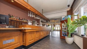 Bar (on property) - Single Room | Minutes to Val-Dieu Abbey | Free Parking (Noorbeek)