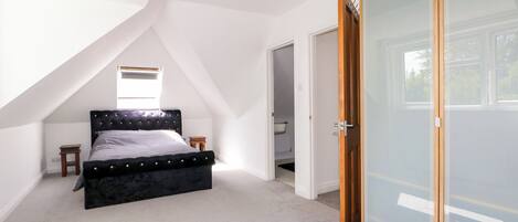 3 bedrooms, WiFi (free), individually decorated, individually furnished
