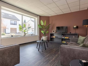 Fernseher, Tischtennisplatte