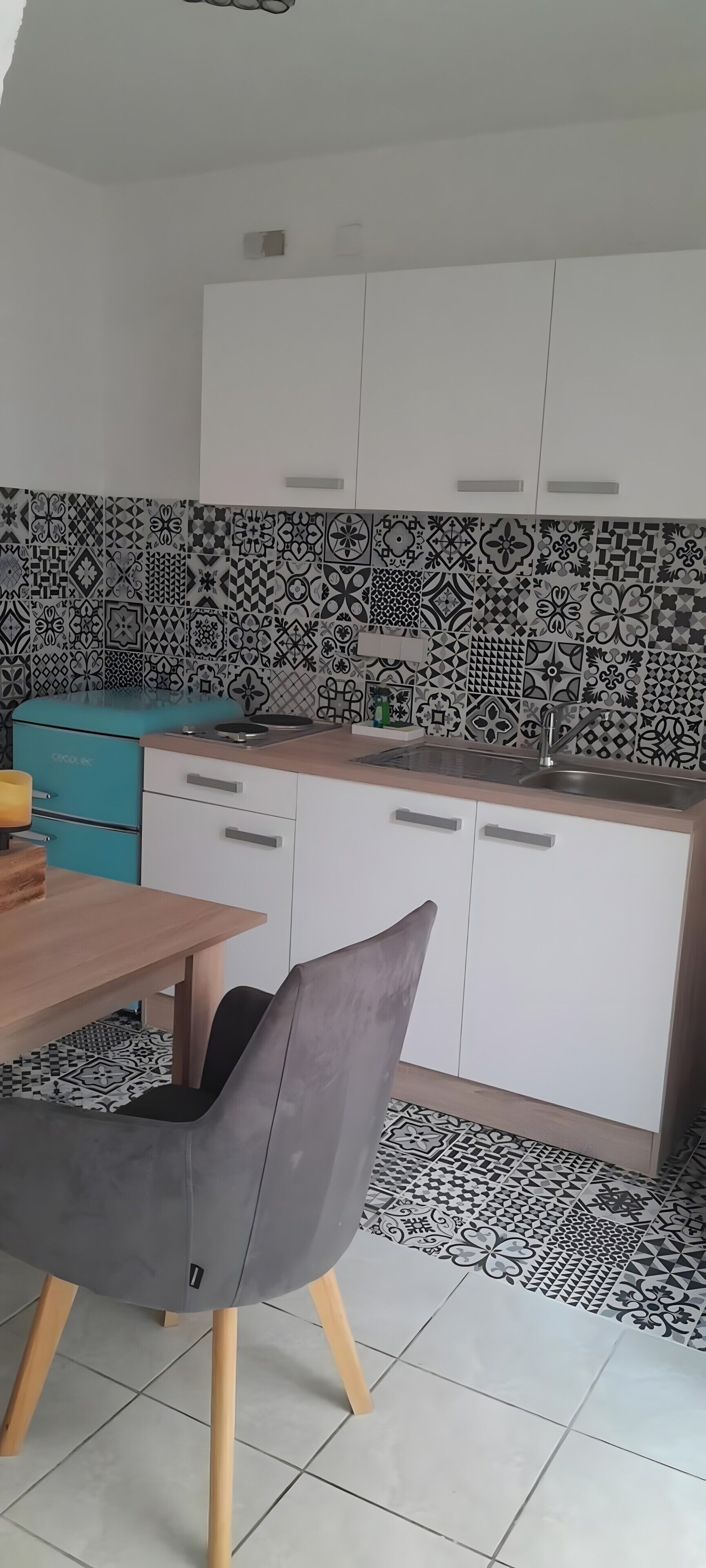 Een koelkast, een kookplaat, een waterkoker, een kinderstoel
