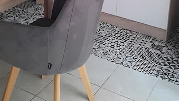 Een koelkast, een kookplaat, een waterkoker, een kinderstoel