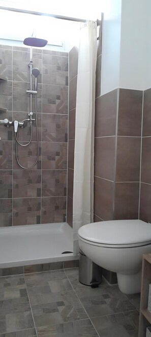 Bathroom - Small Guesthouse – Tiny House with Pool and Garden (Groß-Gerau)