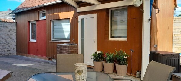 Outdoor dining - Small Guesthouse – Tiny House with Pool and Garden (Groß-Gerau)