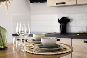 Wasserkocher mit Kaffee-/Teezubehör, Kühlschrank, Mikrowelle, Toaster