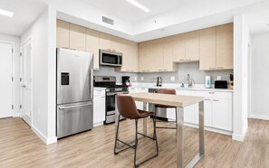Coffee/tea maker, fridge, microwave, oven - Modern Waterfront Apt in Harbor Point (Stamford, CT)