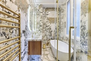 Haartrockner, Handtücher, Seife, Toilettenpapier