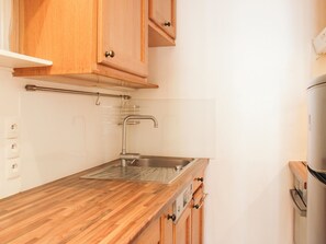 Wasserkocher mit Kaffee-/Teezubehör, Kühlschrank, Ofen, Geschirrspüler