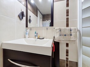 Bathroom - Apartment with terrace and parking in Gruissan (Gruissan)