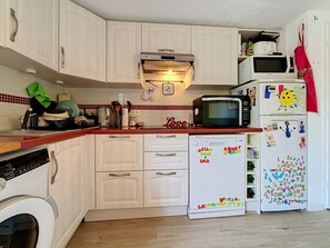 Fridge, microwave, oven, dishwasher - Apartment with terrace and parking in Gruissan (Gruissan)