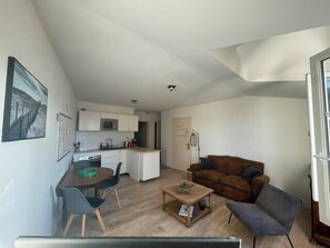 Living area - Charming quiet apartment with views over rooftops (La Rochelle)
