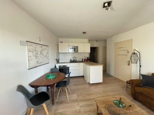 Interior - Charming quiet apartment with views over rooftops (La Rochelle)