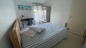 Iron/ironing board, WiFi - Charming quiet apartment with views over rooftops (La Rochelle)