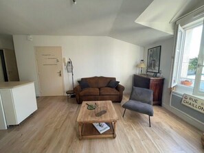 Lobby - Charming quiet apartment with views over rooftops (La Rochelle)