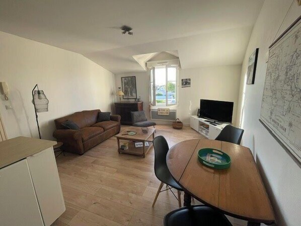 Living area - Charming quiet apartment with views over rooftops (La Rochelle)