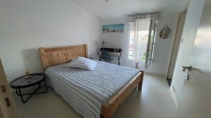 Room - Charming quiet apartment with views over rooftops (La Rochelle)