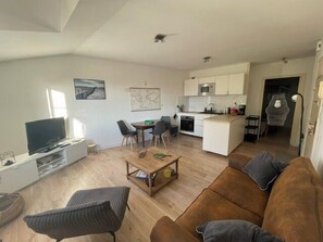 TV - Charming quiet apartment with views over rooftops (La Rochelle)