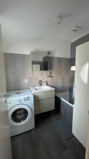 Bathroom - Charming quiet apartment with views over rooftops (La Rochelle)