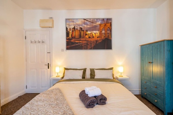 Restful double under soft bedside lamps with the iconic Brooklyn Bridge print.