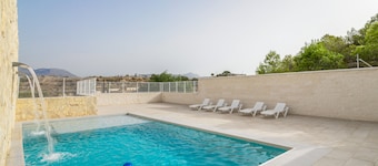 Villa 'Bender House' with Mountain View, Wi-Fi and Air Conditioning