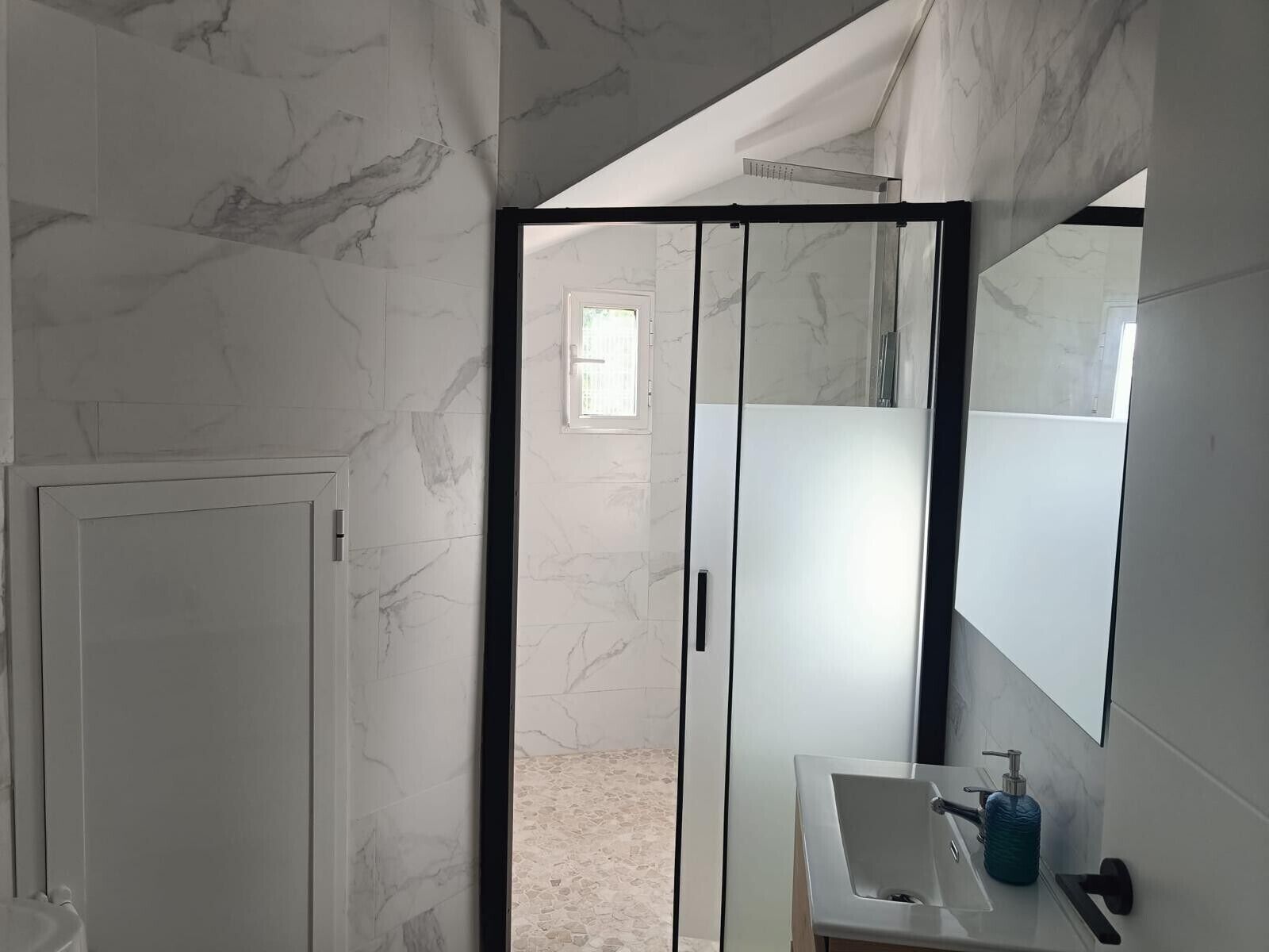 Een douche, handdoeken