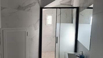 Een douche, handdoeken