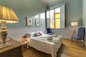Desk, iron/ironing board, travel crib, free WiFi - Elegant Renaissance Apartment in Florence's Historic Center Near Santa Croce (Firenze)
