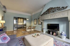 TV, books - Elegant Renaissance Apartment in Florence's Historic Center Near Santa Croce (Firenze)