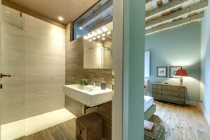 Hair dryer, towels, soap, toilet paper - Elegant Renaissance Apartment in Florence's Historic Center Near Santa Croce (Firenze)