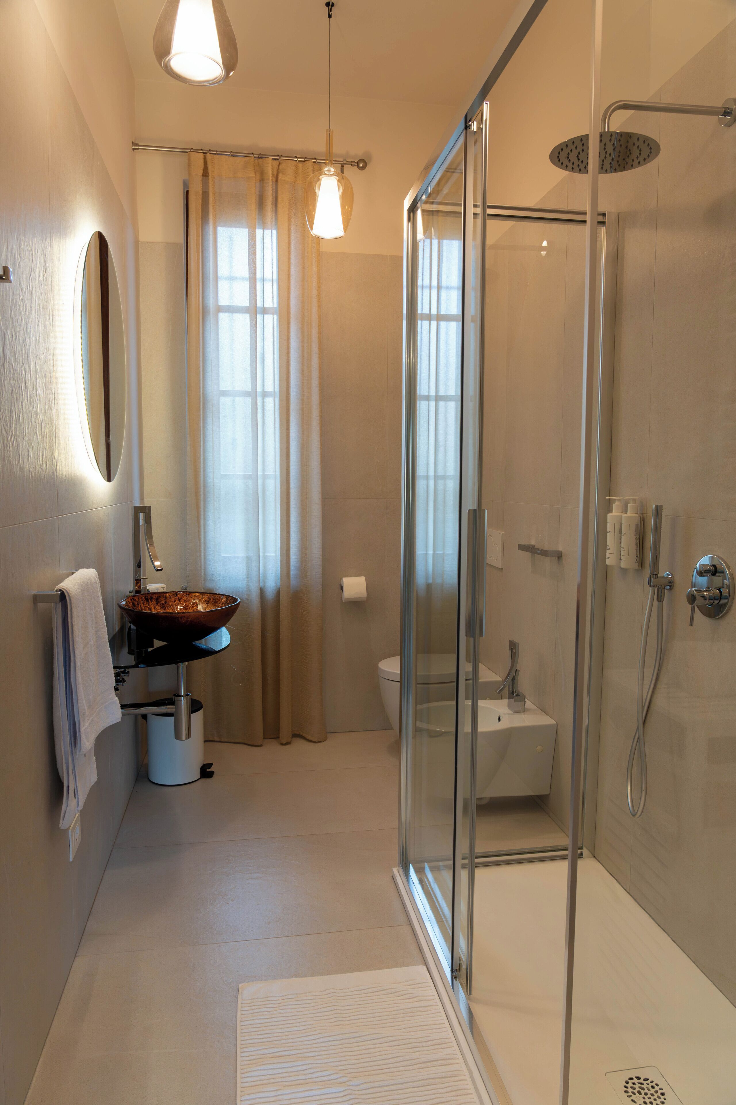 Doccia, asciugacapelli, bidet, asciugamani