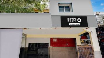 A hotel with a signboard indicating it is company-serviced.