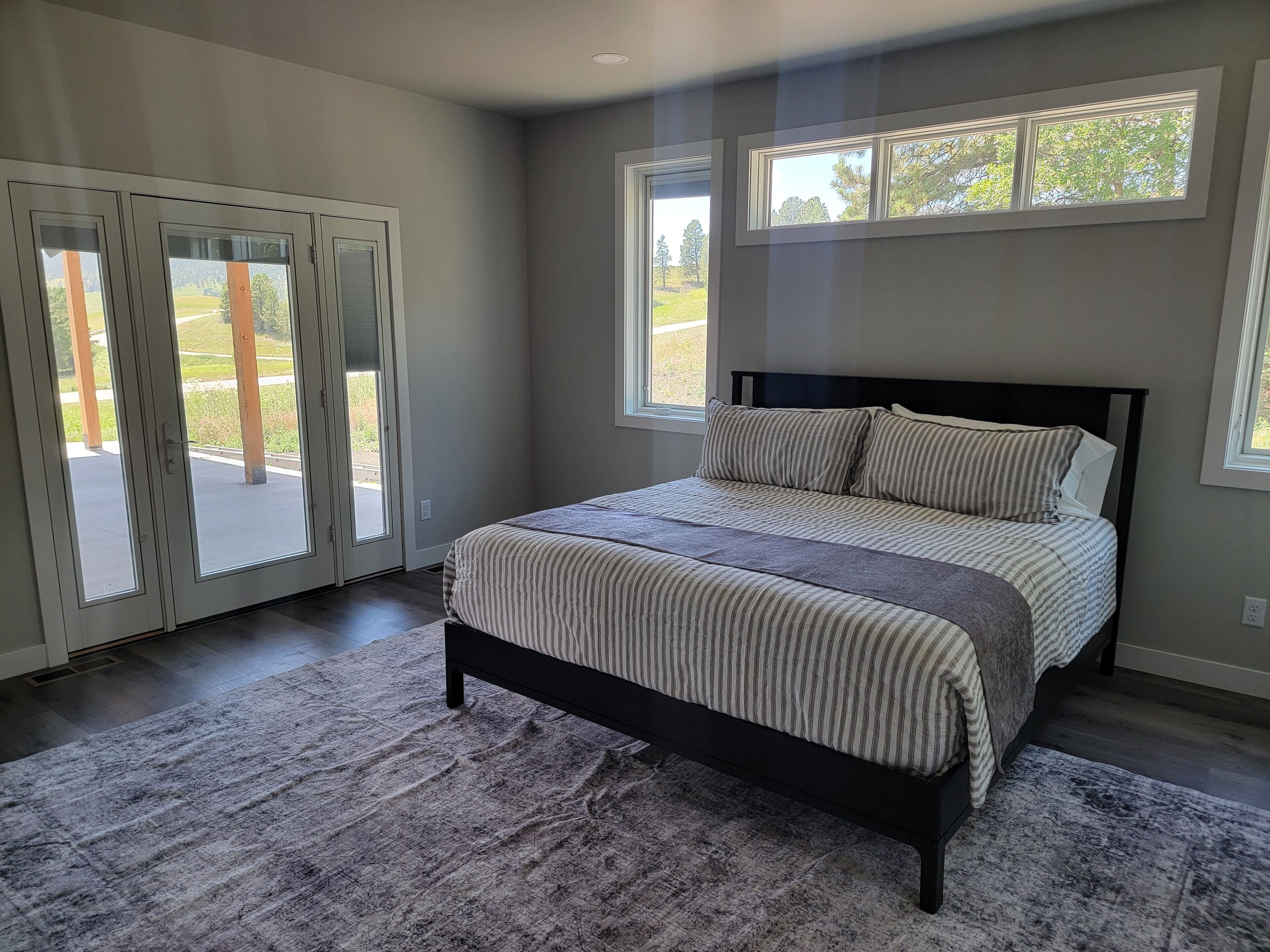 4 bedrooms, iron/ironing board, WiFi (free), bed sheets