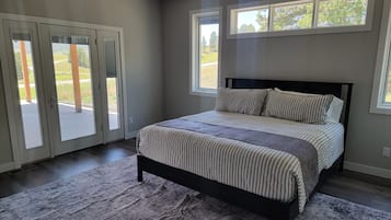 4 bedrooms, iron/ironing board, WiFi (free), bed sheets