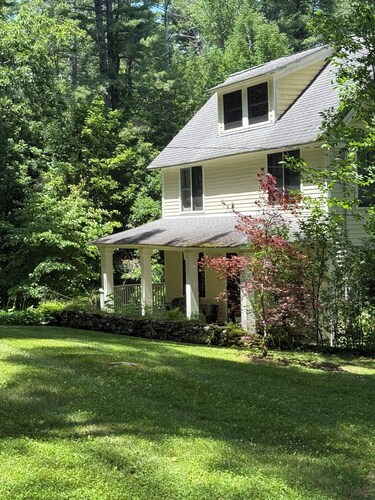 Four Bedroom Lake House in Monterey with private dock - Dog Friendly