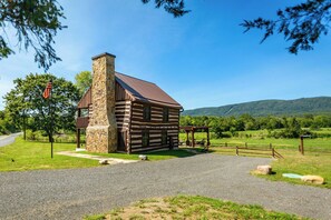 Exterior - Historic 1774 Colonial Log Cabin in Bear Valley, Fort Loudon, PA (Fort Loudon)