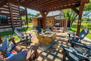 Outdoor dining - Historic 1774 Colonial Log Cabin in Bear Valley, Fort Loudon, PA (Fort Loudon)