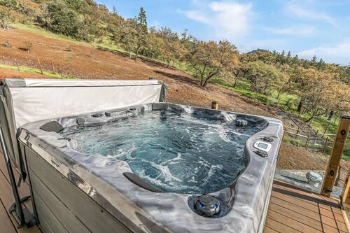 Viewtacular Estate House, Pool, Hot tub & Sauna!